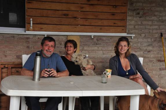 A Cristina e o Anibal (pais da Marianela) nos recebem em sua casa na periferua de Córdoba, na Argentina